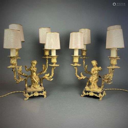 Paire de chandeliers montés en lampes en bronze doré figuran...