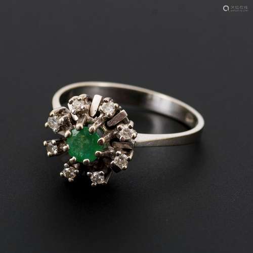 Ring mit Smaragd und Diamanten