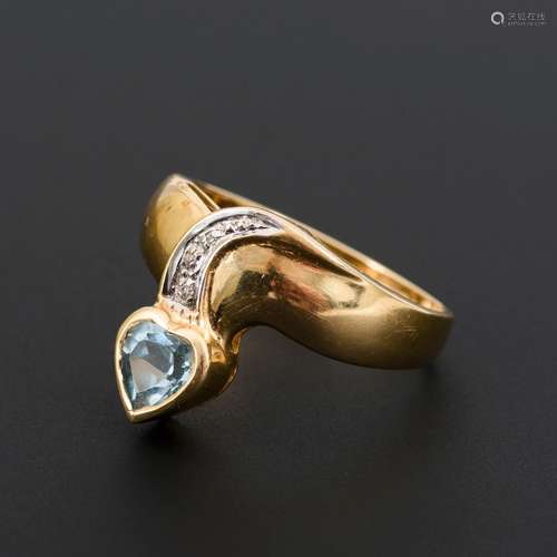 Ring mit Diamanten und hellblauem Stein?