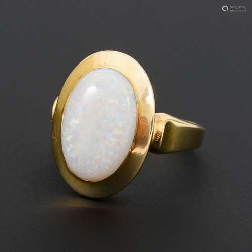 Ring mit weißem Opal