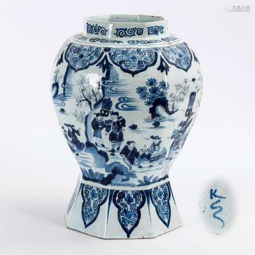 Große Fayence-Vase mit Chinoiserien