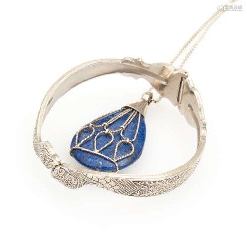 Anhänger mit Lapislazuli an Kette und Armreif