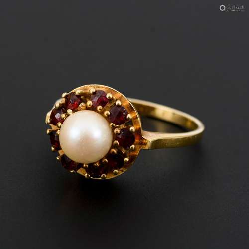 Ring mit Zuchtperle und Granaten