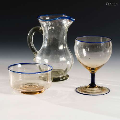 Krug, Weinglas und Schale mit Blaurand