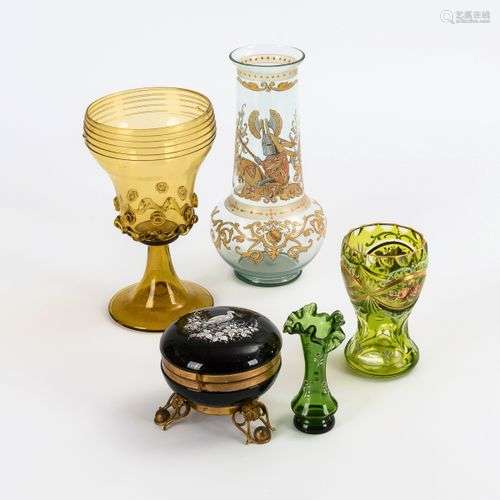 2 Vasen, Kelchglas, Becher und Dose