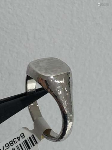 9k white gold signet ring with hammer effect; 7.9g; size R