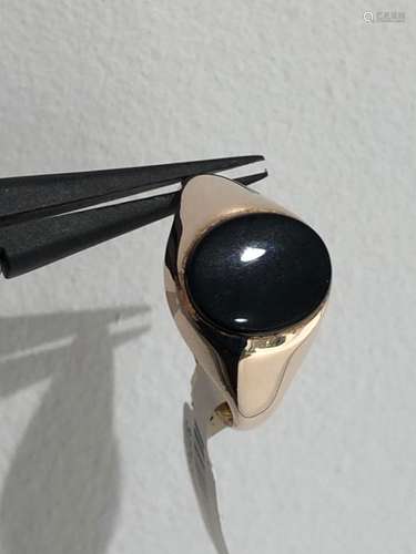 Men's 9k rose gold ring with onyx; 5.2g