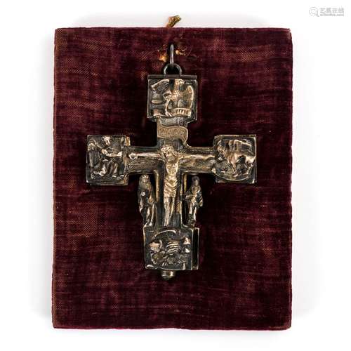 Silbernes Reliquienkreuz auf Samtkissen