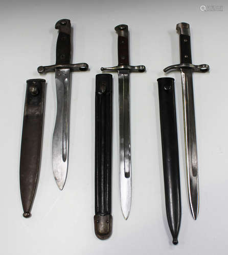 A Spanish model 1941 Bolo bayonet with shaped single-edged f...