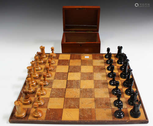 An early 20th century ebony and boxwood Staunton chess set, ...