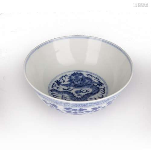 Blue and white bowl Chinese decorated to the exterior of the...