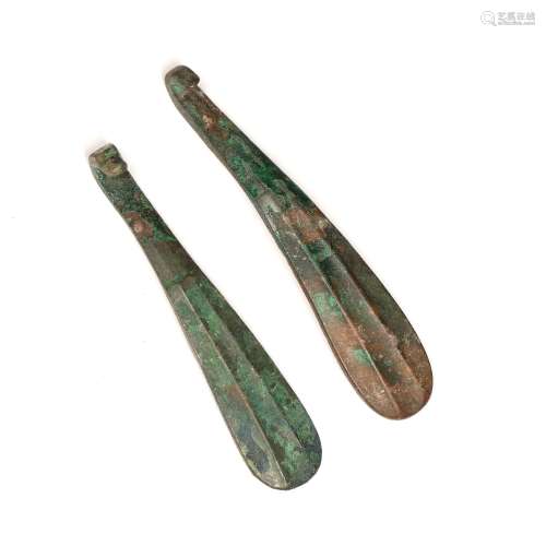 Bronze belt hook Chinese, Han dynasty of fluted design and a...