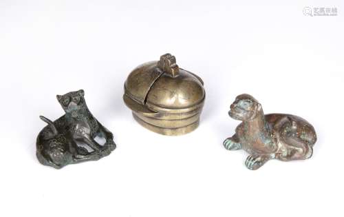 Bronze weight Chinese in the form of a leopard, 7cm, another...