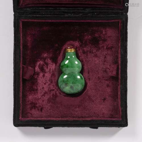 Mottled emerald green jade gourd snuff bottle Chinese, 1800-...