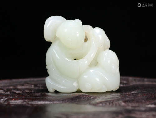 HETIAN JADE CARVED FIGURE PENDANT