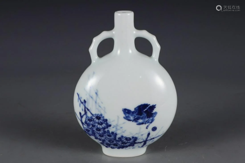CHINESE BLUE AND WHITE MOONFLASK