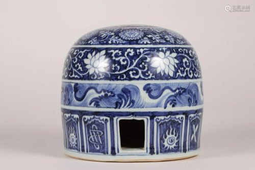 CHINESE BLUE AND WHITE ORNAMENT