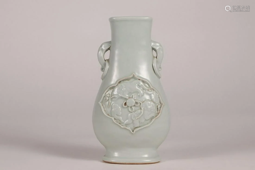 CHINESE WHITE GLAZED VASE