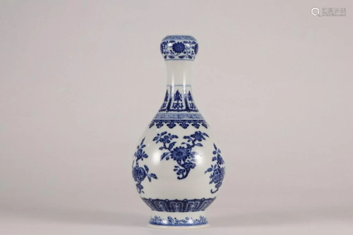CHINESE BLUE AND WHITE GOURD VASE , QIANLONG MARK