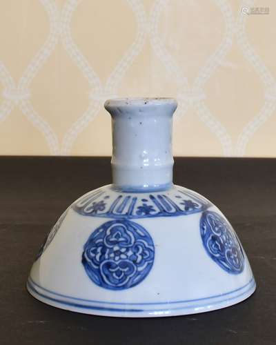 A CHINESE BLUE AND WHITE STEM CUP. 5.5ins diameter.