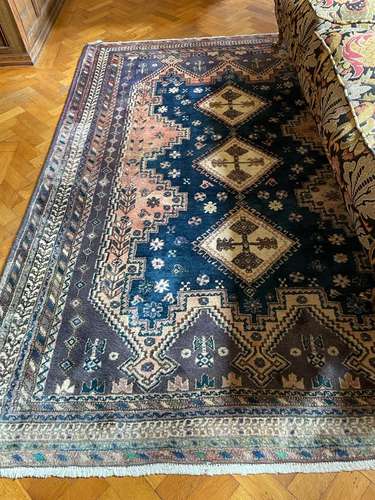 A GOOD PERSIAN RUG with three diamond shaped medallions. 7ft...