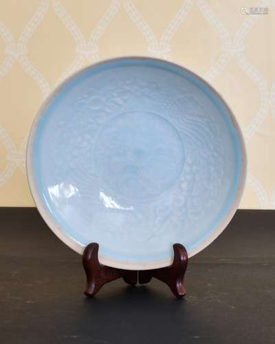 A CHINESE CELADON CIRCULAR DISH. 7ins diameter.