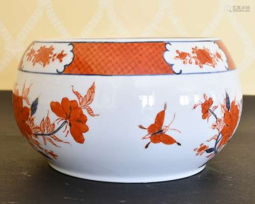 A CHINESE DESIGN CIRCULAR BOWL.