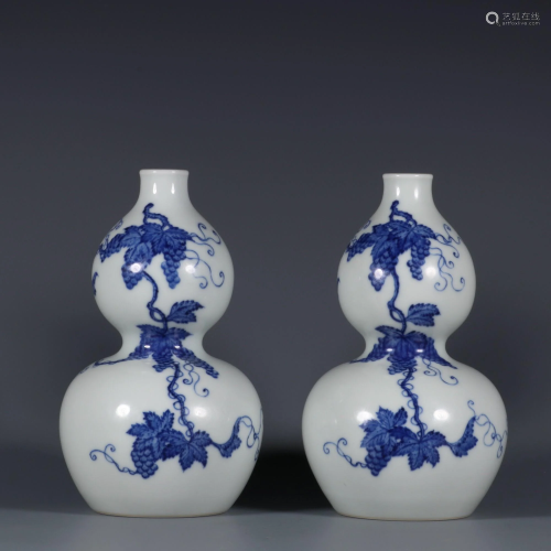 PAIR OF CHINESE BLUE AND WHITE GOURD VASE