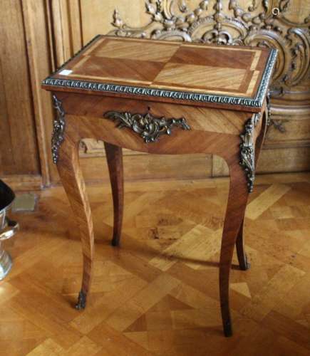 A FRENCH LADIES SEWING TABLE.