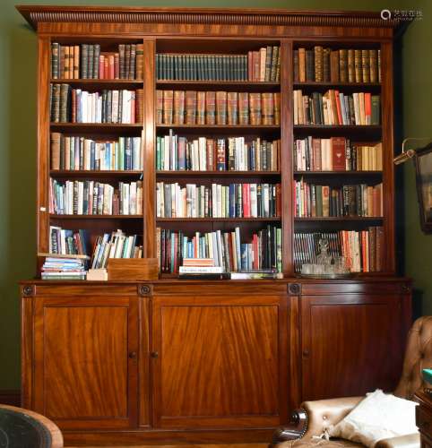 A GOOD GEORGE III MAHOGANY STANDING BOOKCASE with dentil cor...