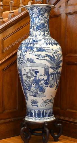 A LARGE CHINESE PORCELAIN BLUE AND WHITE VASE OF KANG HSI DE...