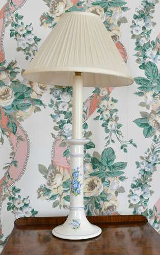 A PAIR OF PORCELAIN BEDSIDE LAMPS.