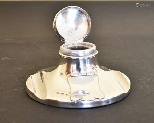 A WALKER & HALL SILVER CAPSTAN INKWELL.Sheffield 1910.