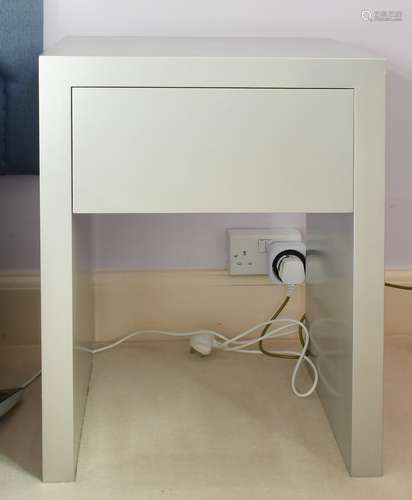 A PAIR OF MODERN SILVERED BEDSIDE TABLES.