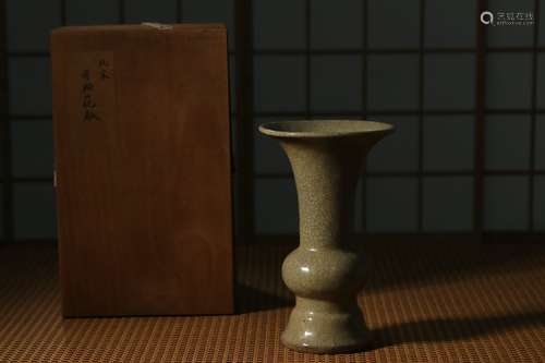 Song dynasty, Ge glaze porcelain vase 'huagu'