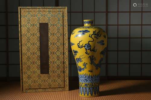 Qing dynasty, Qian long style, yellow ground blue and white ...