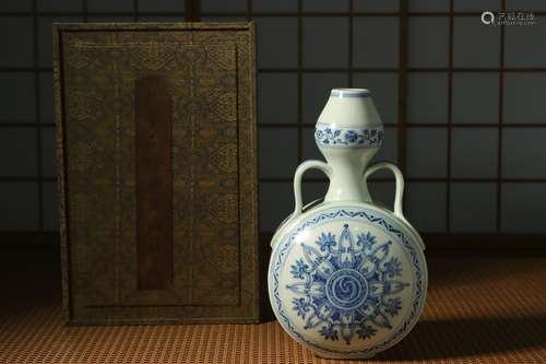 Ming dynasty, blue and white porcelain gourd vase