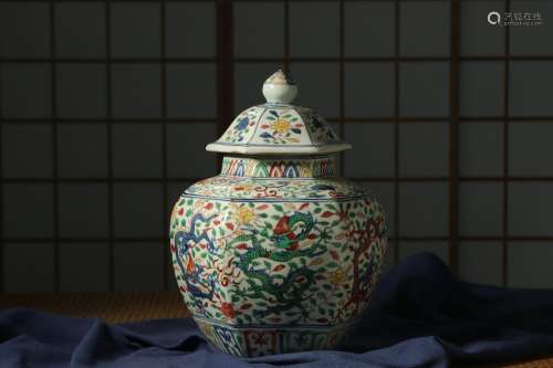 Ming dynasty, Jia qing, wu cai dragon pattern porcelain cove...