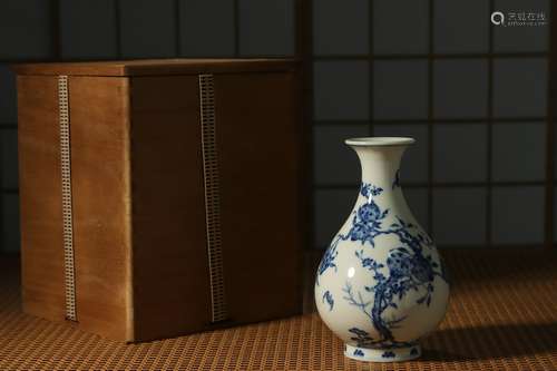 Qing dynasty, Qian long style, blue and white porcelain vase...