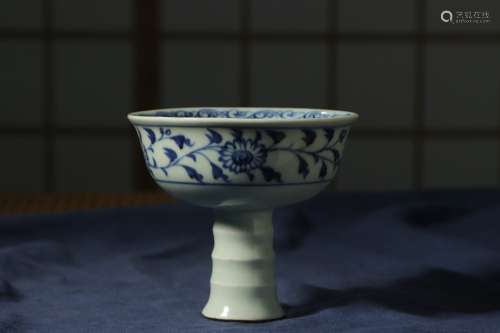 Yuan dynasty, blue and white dragon pattern porcelain high f...