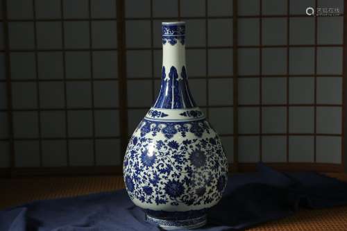 Qing dynasty, Qian long style, blue and white flower drawing...
