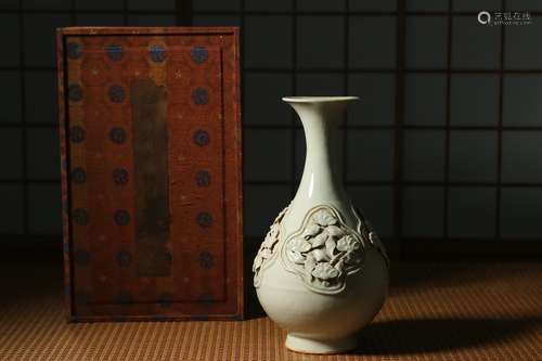 Yuan dynasty, flower decorated porcelain vase 'yuhuchun'