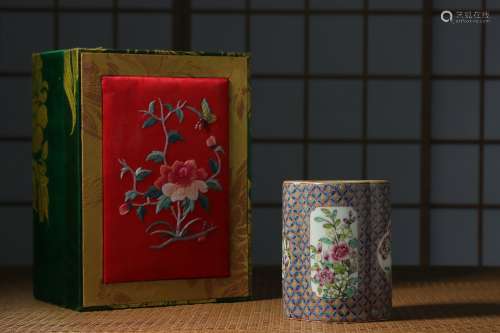 Qing dynasty, Enamel gold painting flower porcelain pen hold...