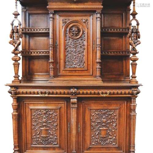 Buffet-vaisselier en noyer sculpté à décor néo-gothique. Il ...