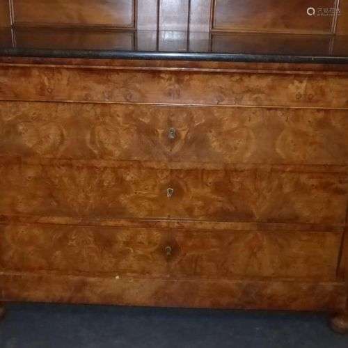 Commode en placage de noyer ouvrant à quatre tiroirs. Dessus...