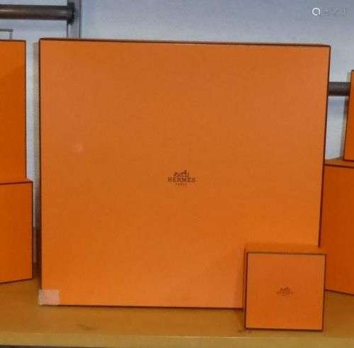 HERMES , Paris - Huit boites Hermès en carton.