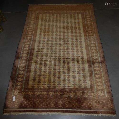 Tapis en laine à décor géométrique. (fait main) 191 x 120 cm