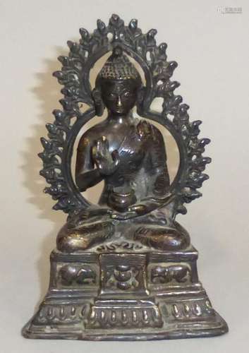 Bouddha accroupi avec sa mandorle. Bronze à patine noire. Ti...