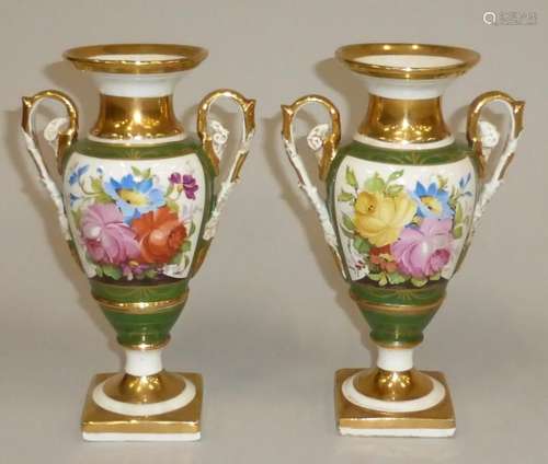 PORCELAINE DE PARIS - Paire de petits vases à deux prises po...