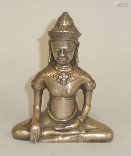 Bouddha accroupi en méditation en bronze argenté. Népal, XXe...